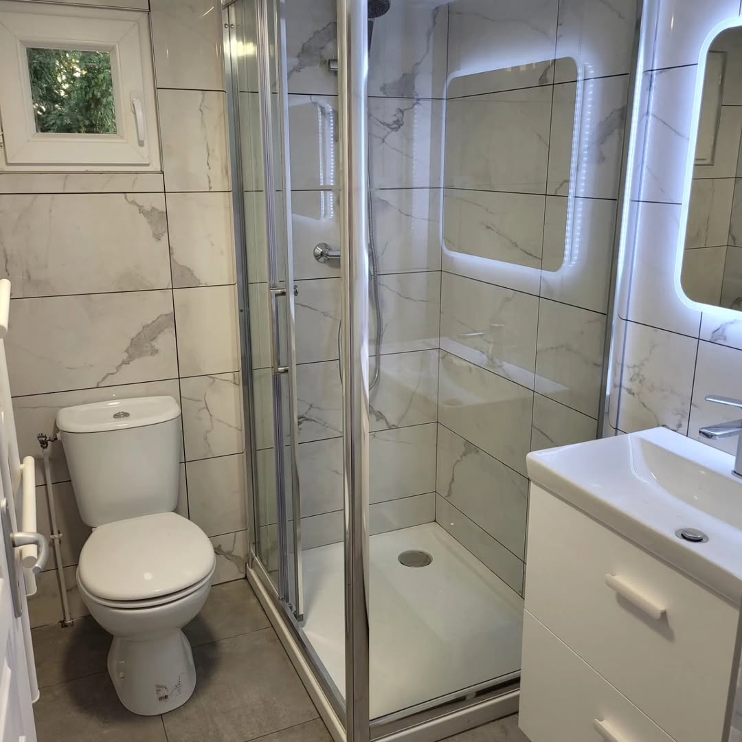 Rénovation de salle d'eau optimisée avec douche et carrelage contemporain dans le 91