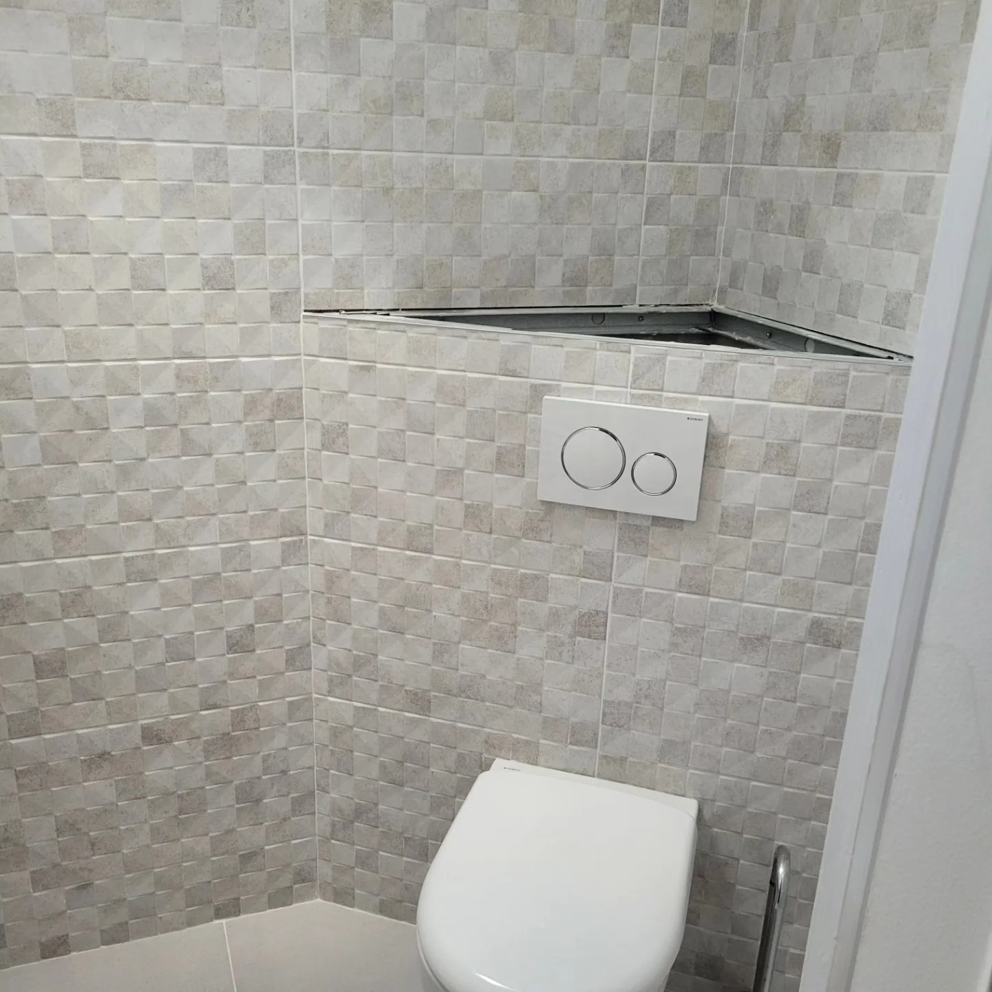 Sanitaires - Rénovation WC réalisé par L'Empreinte du Bâtiment