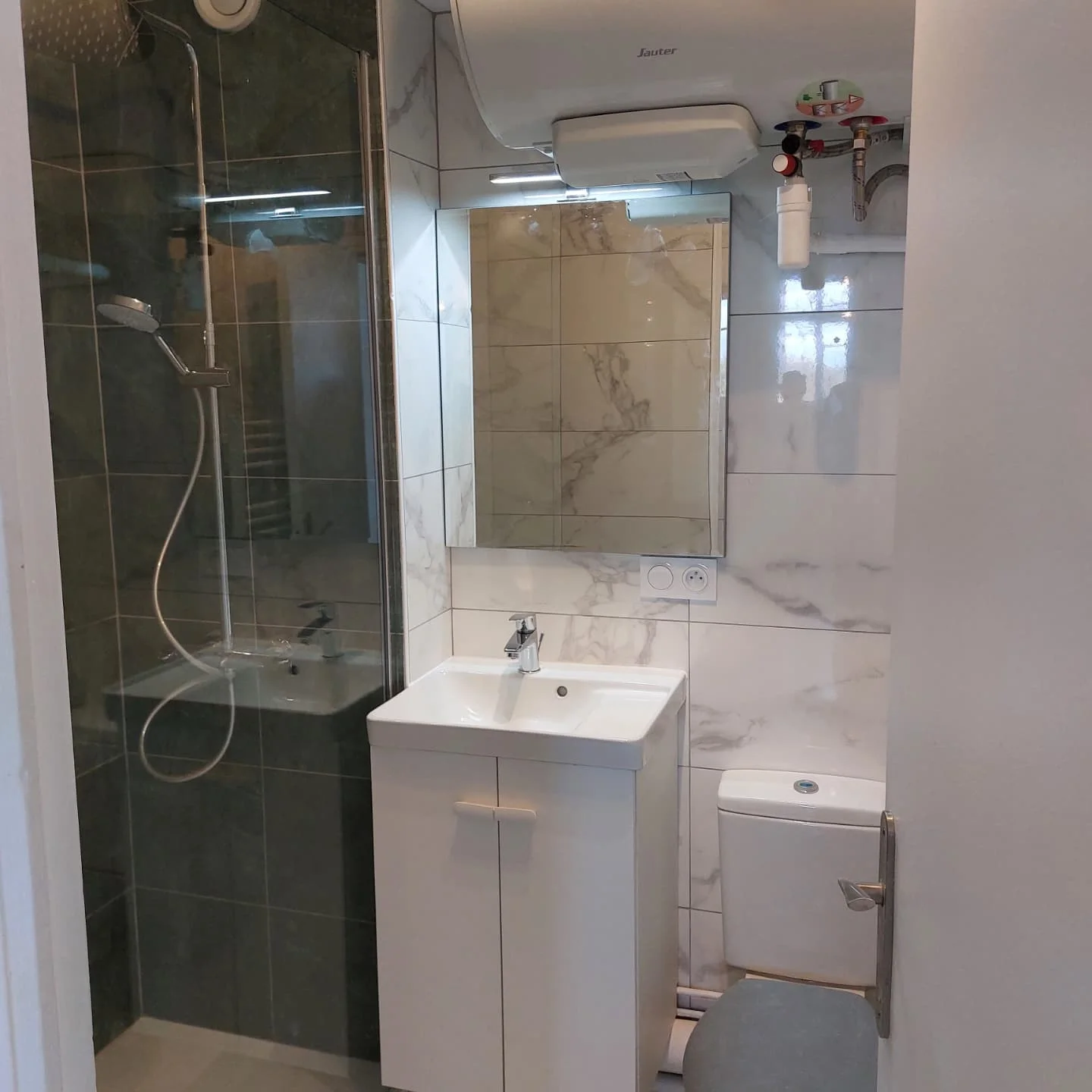 Sanitaires - Peinture appartement et rénovation de sa réalisé par L'Empreinte du Bâtiment