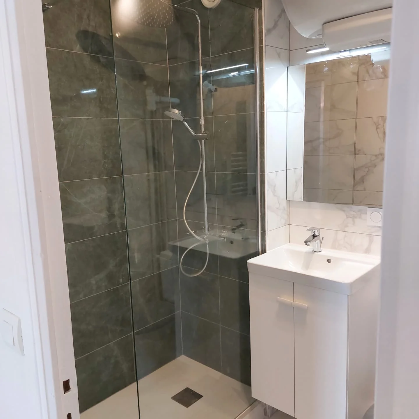 Sanitaires - Peinture appartement et rénovation de sa réalisé par L'Empreinte du Bâtiment