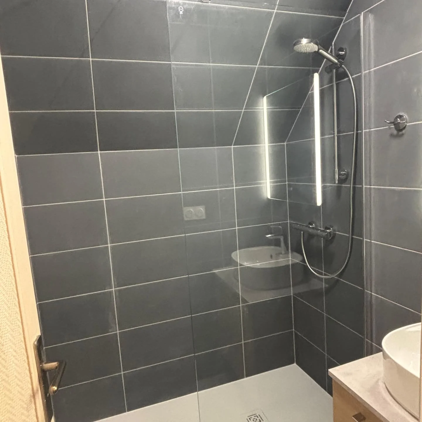 Sanitaires - Rénovation WC et salle de bain réalisé par L'Empreinte du Bâtiment