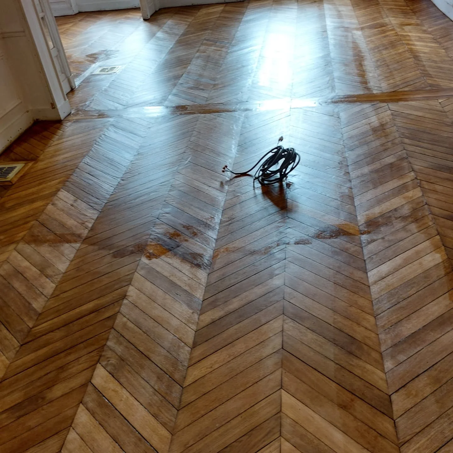Sols - Ponçage rénovation et vitrification parquet réalisé par L'Empreinte du Bâtiment