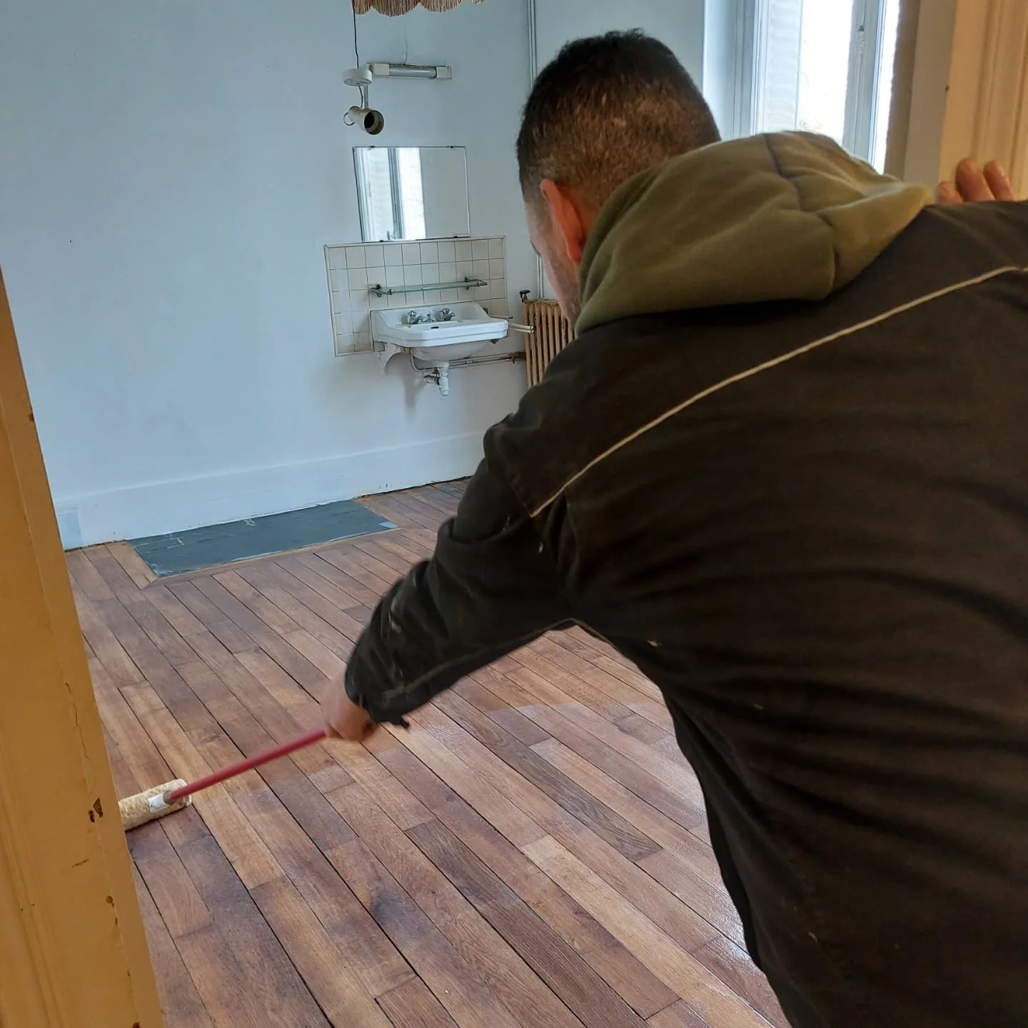 Sols - Ponçage rénovation et vitrification parquet réalisé par L'Empreinte du Bâtiment