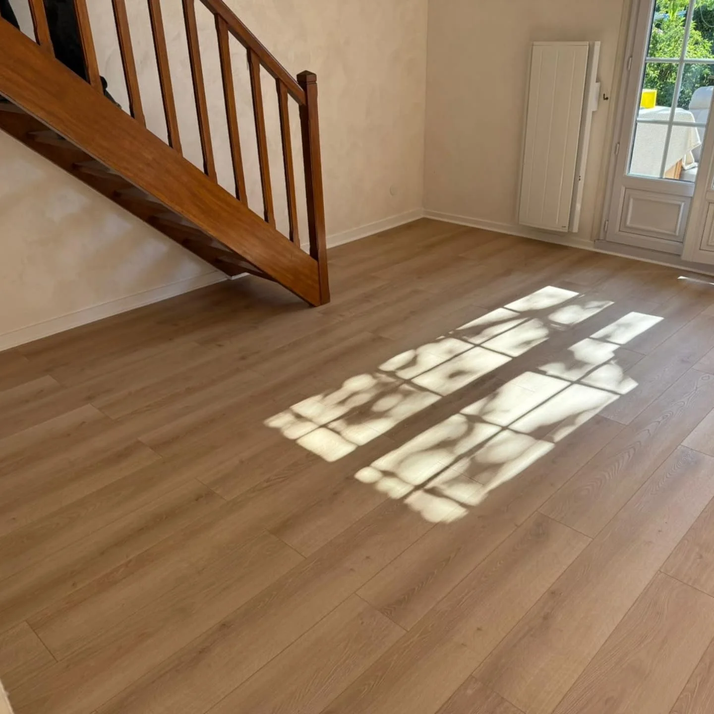Sols - Rénovation salon et pose parquet réalisé par L'Empreinte du Bâtiment
