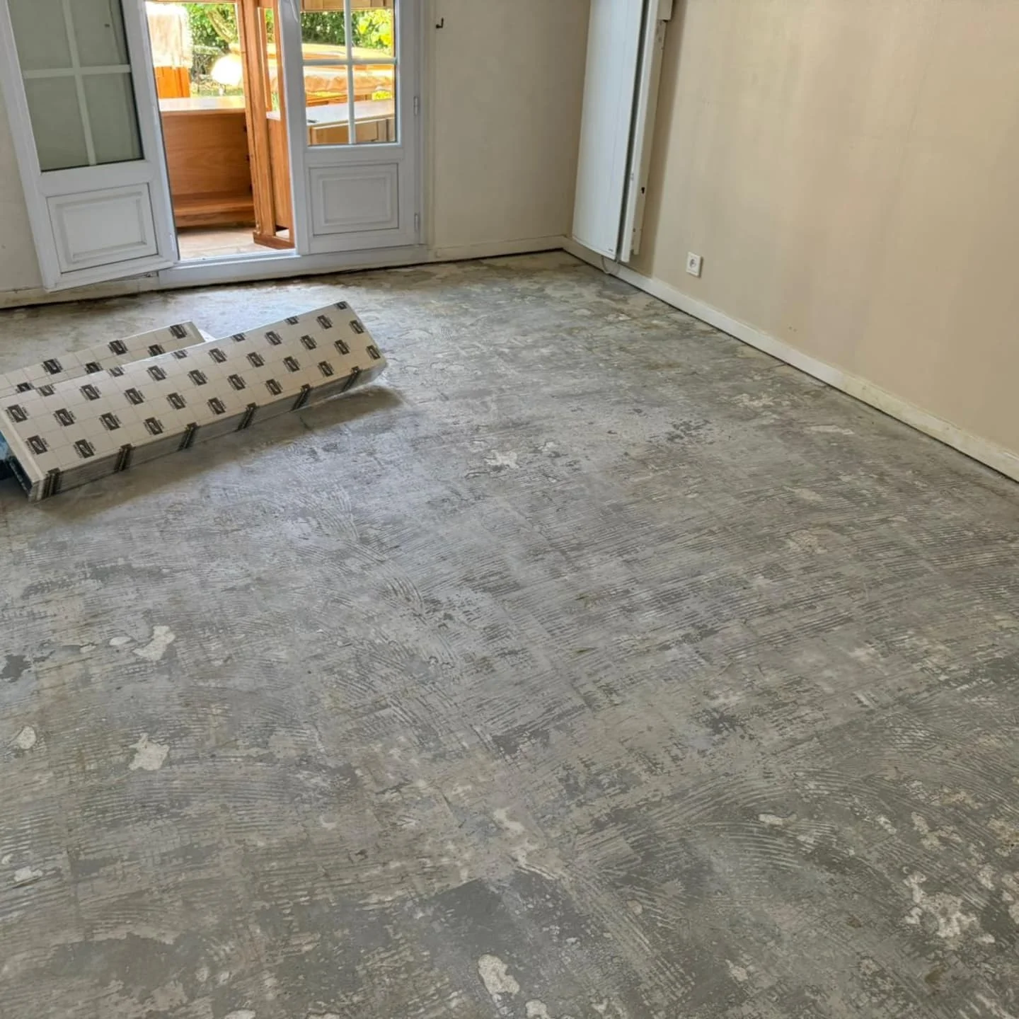 Sols - Rénovation salon et pose parquet réalisé par L'Empreinte du Bâtiment
