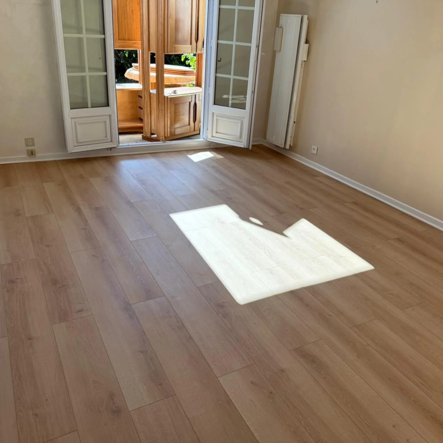 Sols - Rénovation salon et pose parquet réalisé par L'Empreinte du Bâtiment