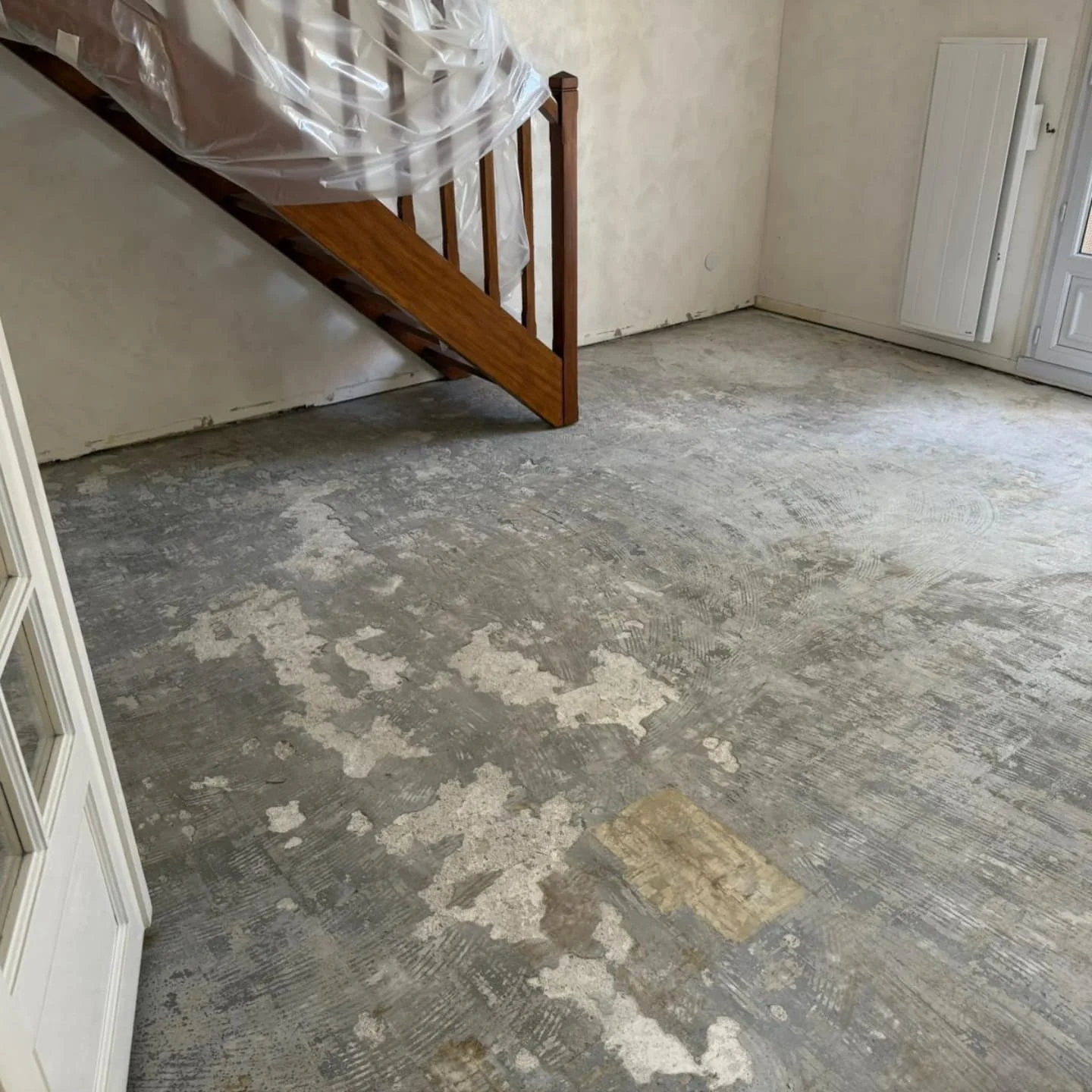 Sols - Rénovation salon et pose parquet réalisé par L'Empreinte du Bâtiment