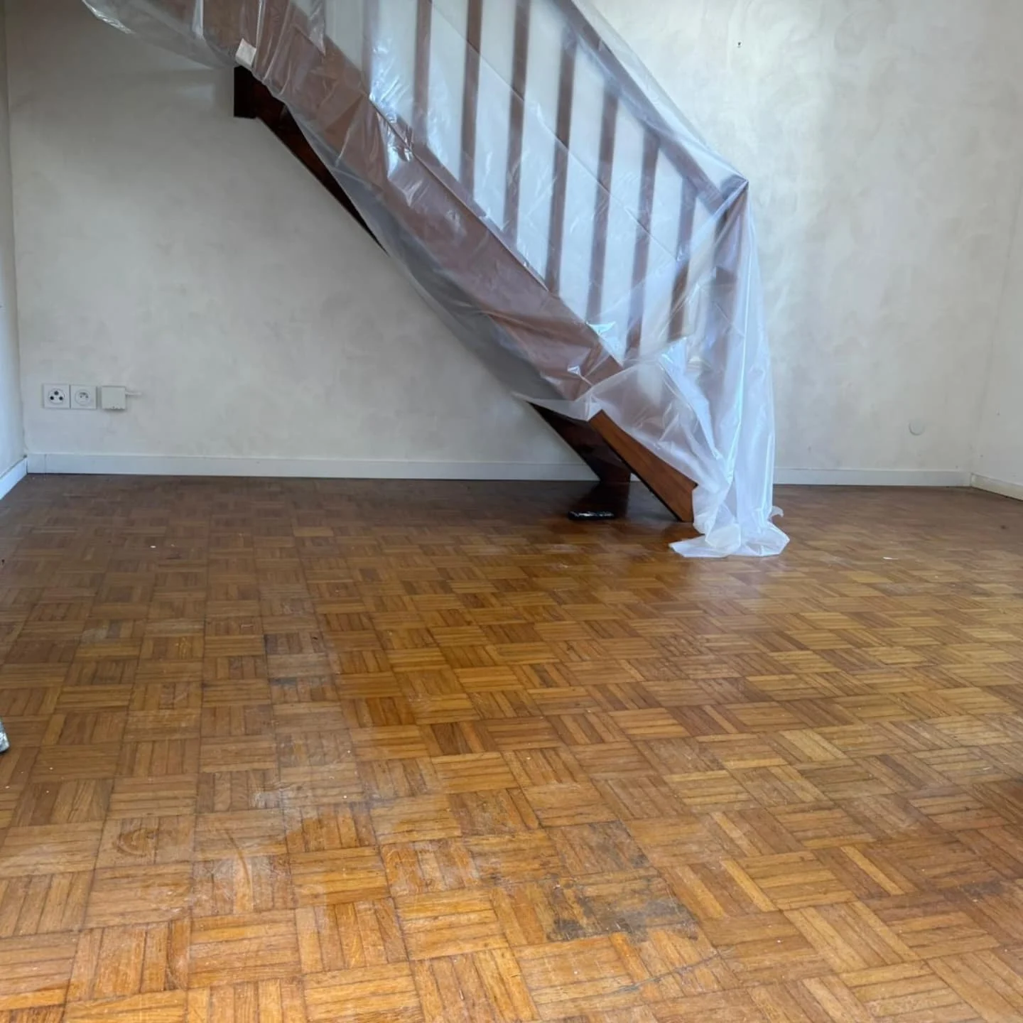 Sols - Rénovation salon et pose parquet réalisé par L'Empreinte du Bâtiment
