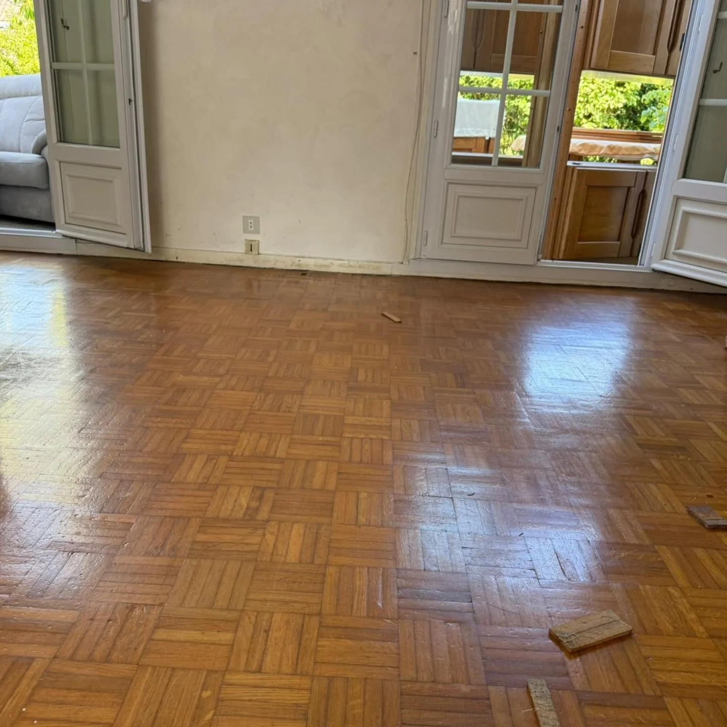 Sols - Rénovation salon et pose parquet réalisé par L'Empreinte du Bâtiment