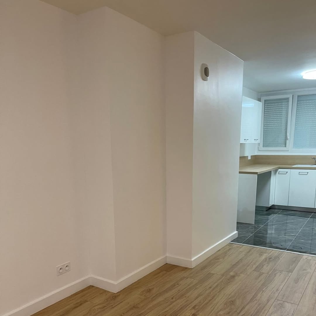 Travaux de peinture intérieure et lissage des murs dans un appartement en Essonne